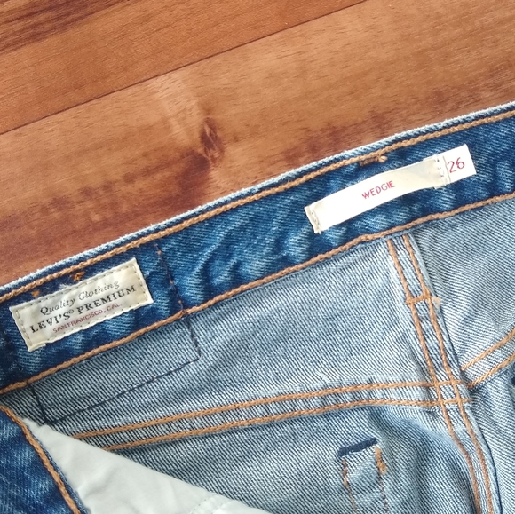 Levi's premium SF wedgie distressed jeans - Picture 3 of 9